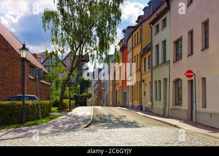 Vicolo nel centro storico di Wismar nel nord della Germania, case Foto Stock