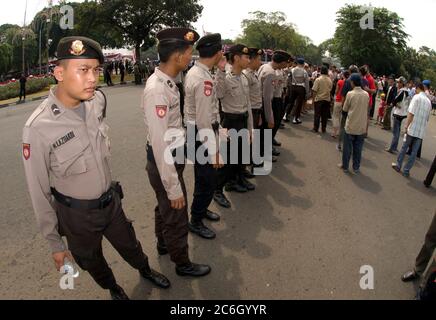 Polizia in linea di fronte alla folla, 17 agosto 2009 Giornata Nazionale Hari Kemerdekaan cerimonia, vicino al Palazzo Presidenziale, Giacarta, Indonesia, Asia Foto Stock