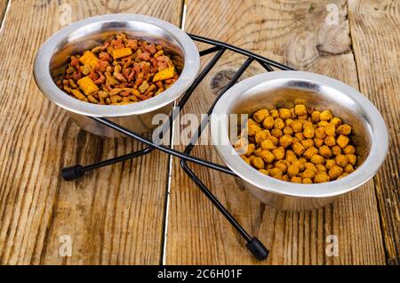 Alimenti granulari per animali domestici su fondo di legno marrone. Foto Stock