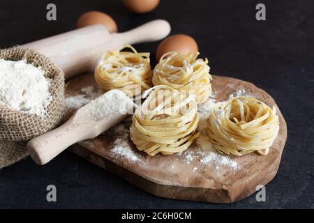 Pasta fruccina fatta in casa su fondo nero. Cucina Italiana. Foto Stock