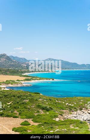 Mar Mediterraneo e Costa dell'Isola d'Italia Sardegna. Paesaggio panoramico. Concetto estivo. Vista dal Monte Turno sulle spiagge della Costa Rei. Foto Stock