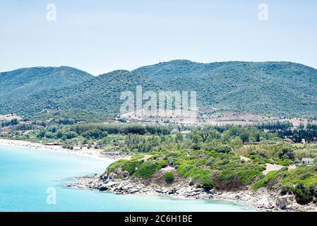 Mar Mediterraneo sulla Sardegna. Italia. Cala Sinzias e le spiagge di San Pietro. Vista aerea dal Monte Turno. Foto Stock