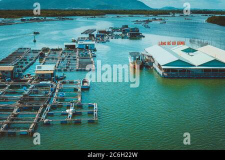 Vung Tau, Vietnam - 05 luglio 2020: Un angolo della fattoria di alimentazione delle ostriche, villaggio di pescatori galleggiante nel comune di Long Son, Ba Ria Vung Tau provincia Vietnam. Foto Stock