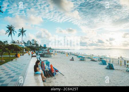 Vung Tau, Vietnam - 05 luglio 2020: Persone che riposano sulla spiaggia di Vungtau alla luce del tramonto il 05 luglio 2020. La città di Vungtau è famosa tra ho chi min Foto Stock