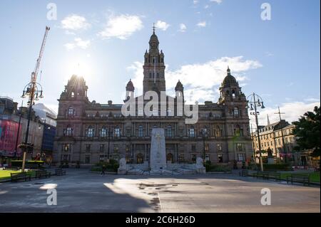 Glasgow, Scozia, Regno Unito. 10 luglio 2020. Nella foto: George Square a Glasgow mostra ancora segni di docce notturne, tuttavia il tempo è quello di essere sole luminoso nel giorno in cui la Scozia rende tutti i rivestimenti viso nei negozi obbligatorie.Glasgow, Scozia. Credit: Colin Fisher/Alamy Live News. Foto Stock