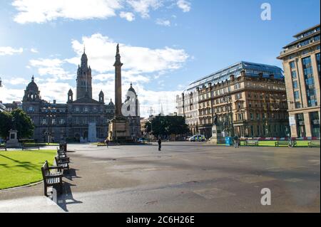 Glasgow, Scozia, Regno Unito. 10 luglio 2020. Nella foto: George Square a Glasgow mostra ancora segni di docce notturne, tuttavia il tempo è quello di essere sole luminoso nel giorno in cui la Scozia rende tutti i rivestimenti viso nei negozi obbligatorie.Glasgow, Scozia. Credit: Colin Fisher/Alamy Live News. Foto Stock