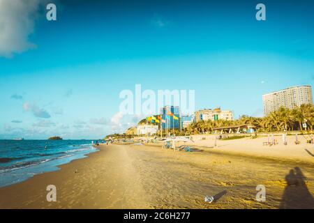 Vung Tau, Vietnam - 05 luglio 2020: Persone che riposano sulla spiaggia di Vungtau alla luce del tramonto il 05 luglio 2020. La città di Vungtau è famosa tra ho chi min Foto Stock