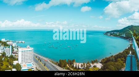 Vista panoramica sulla costa Vung Tau dall'alto, con onde, costa, strade, palme da cocco e Tao Phung montagna in Vietnam Foto Stock