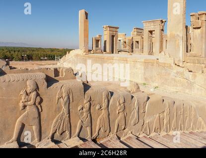 Scalinata per il Palazzo di Xerxes con decorazione a bassorilievo. Le rovine del palazzo Daraio sullo sfondo. Persepoli, antica capitale dei Persiani. Foto Stock