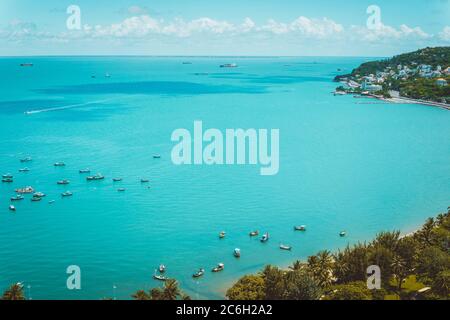 Vista panoramica sulla costa Vung Tau dall'alto, con onde, costa, strade, palme da cocco e Tao Phung montagna in Vietnam Foto Stock