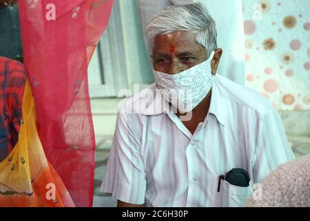 Jodhpur, Rajashtbn, India. 30 giugno 2020: Uomo anziano che indossa una maschera per la sicurezza dal coronavirus, covid- pandemic. Crisi di salute. Foto Stock