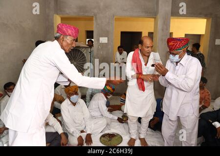 Jodhpur, Rajashtbn, India. 30 giugno 2020: Cerimonia nuziale di pooja del gruppo indiano della gente, riunione sociale dopo la facilità nel blocco durante COVID-19 Foto Stock