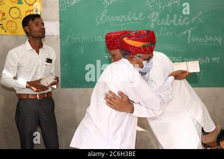 Jodhpur, Rajashtbn, India. 30 giugno 2020: Persone indiane che indossano maschera hugging, cerimonia di nozze, riunione sociale dopo la facilità in blocco durante Foto Stock