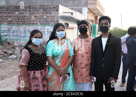 Jodhpur, Rajashtbn, India. 30 giugno 2020: Gruppo di persone indiane che indossano maschera per la sicurezza da coronavirus, covid- pandemic. Outdoor piccolo raduno, Foto Stock