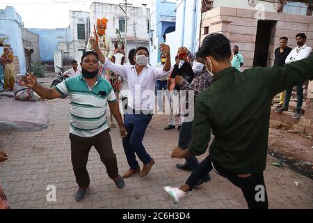 Jodhpur, Rajashtbn, India. 30 giugno 2020: Gli Indiani indossano maschere che ballano, in un matrimonio, celebrando l'incontro sociale dopo la facilità nel blocco durante Foto Stock