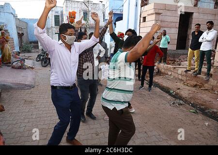 Jodhpur, Rajashtbn, India. 30 giugno 2020: Gli Indiani indossano maschere che ballano, in un matrimonio, celebrando l'incontro sociale dopo la facilità nel blocco durante Foto Stock