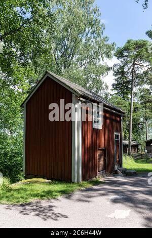 Vecchia chiesa di rec ochre dal centro di Ostrobotnia nel Seurasaari Open-Air Museum di Helsinki, Finlandia Foto Stock