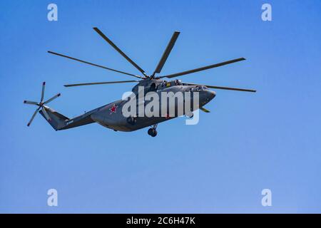 Mosca, Russia - 04 maggio 2018: Elicottero pesante da trasporto dell'aviazione militare russa mi - 26 durante le prove della parata del giorno della Vittoria Foto Stock