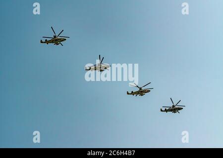 Mosca, Russia - 04 maggio 2018: L'aeronautica russa Kamov Ka-52 Hokum Alligator attacco militare elicottero di combattimento durante la prova della parata del giorno della Vittoria Foto Stock