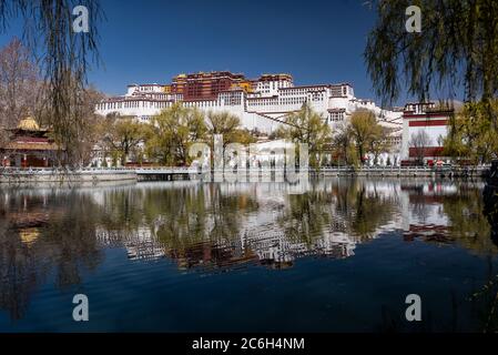 --FILE--la vista del Potala Palace, che sembra un castello alleggerito di notte, e la sua riflessione sul fiume, Lhasa città, sud-ovest del Tibet della Cina Foto Stock