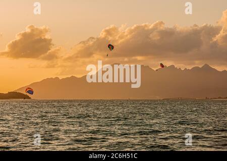 Parapendio che vola al tramonto sulla spiaggia di Langkawi Foto Stock