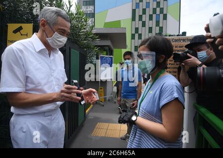 (200710) --SINGAPORE, 10 luglio 2020 (Xinhua) -- il primo ministro di Singapore Lee Hsien Loong (L) arriva a votare a una stazione di scrutinio per le elezioni generali del paese a Singapore il 10 luglio 2020. (Xinhua/Then Chih Wey) credito: Xinhua/Alamy Live News Foto Stock