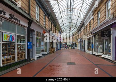 Westbourne arcade con negozi con allentamento di Coronavirus Covid-19 restrizioni a Bournemouth, Dorset UK nel mese di luglio Foto Stock