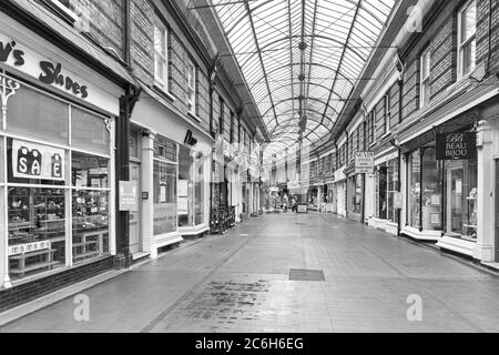 Westbourne arcade con negozi con allentamento di Coronavirus Covid-19 restrizioni a Bournemouth, Dorset UK nel mese di luglio Foto Stock