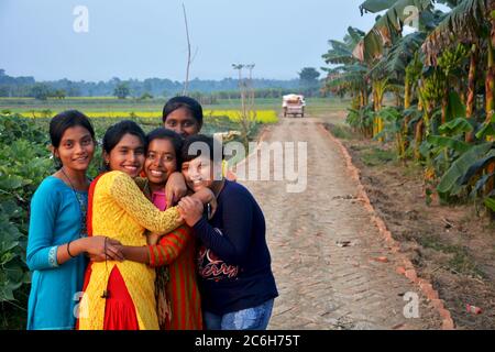 Un gruppo bella adolescente indiano in un gruppo nei campi, focalizzazione selettiva Foto Stock