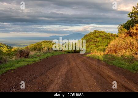 Strada per il Parco Nazionale di Mago nella Valle di Omo, Omorati Etiopia, Africa paesaggio naturale e natura selvaggia Foto Stock