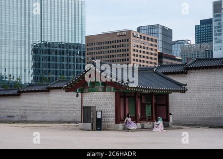 Seoul, Corea del Sud. 09 luglio 2020. I turisti che indossano maschere facciali scattano una foto in un palazzo chiuso di Gyeongbokgung.50 nuovi casi di coronavirus sono stati confermati dai Centri coreani per il controllo delle malattie (KCDC) il 9 luglio durante la seconda ondata del virus. Credit: SOPA Images Limited/Alamy Live News Foto Stock