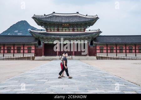 Seoul, Corea del Sud. 09 luglio 2020. Una coppia che indossa maschere facciali cammina davanti a un palazzo chiuso di Gyeongbokgung.50 nuovi casi di coronavirus sono stati confermati dai Centri coreani per il controllo delle malattie (KCDC) il 9 luglio durante la seconda ondata del virus. Credit: SOPA Images Limited/Alamy Live News Foto Stock