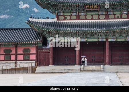 Seoul, Corea del Sud. 09 luglio 2020. I turisti che indossano maschere si trovano all'ingresso di un palazzo chiuso di Gyeongbokgung.50 nuovi casi di coronavirus sono stati confermati dai Centri coreani per il controllo delle malattie (KCDC) il 9 luglio durante la seconda ondata del virus. Credit: SOPA Images Limited/Alamy Live News Foto Stock