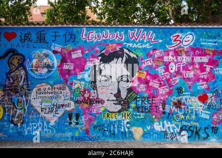 Lennonova Zed', parete di John Lennon, estate 2020, Mala Strana, Praga, Repubblica Ceca Foto Stock