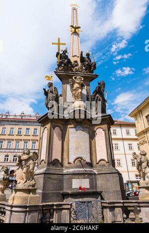 Morový Sloup Nejsvĕtĕjší Trojice, colonna della Santissima Trinità, Malostranske namesti, Mala strana, Praga, Repubblica Ceca Foto Stock