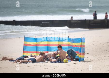 Bournemouth, Dorset, Regno Unito. 5 luglio 2020. Un Bournemouth ventoso rimane relativamente meno occupato nonostante il rilassamento delle restrizioni di blocco con le famiglie Foto Stock