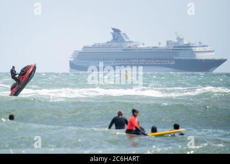 Bournemouth, Dorset, Regno Unito. 5 luglio 2020. Un Bournemouth ventoso rimane relativamente meno occupato nonostante il rilassamento delle restrizioni di blocco con le famiglie Foto Stock