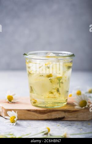 Boozy Long Island Iced Tea con fiori di camomilla Foto Stock