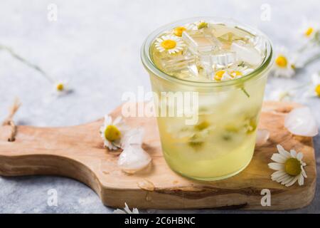 Boozy Long Island Iced Tea con fiori di camomilla Foto Stock