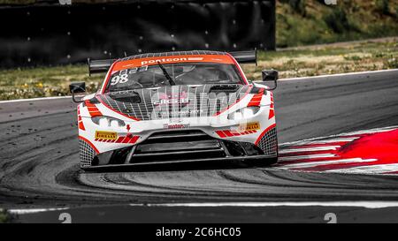 Oschersleben, Deutschland, 26 aprile 2019: Pilota svizzero Hugo de Sadeleer alla guida della sua Aston Martin Vantage di PROpeak Performance Foto Stock