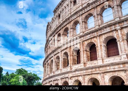 Splendido Colosseo in dettaglio nel corso di una giornata nuvolosa, Roma, Italia Parole chiave: roma colosseo, monumento, un punto di riferimento, Colosseo, italia, italia Foto Stock