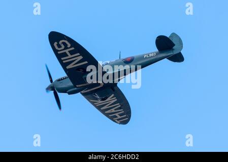 Basildon University Hospital, Essex, Regno Unito. 10 luglio 2020. La compagnia di restauro di aeromobili con sede presso il campo di volo di Duxford a Cambridgeshire ha dipinto 'THANK U NHS' sul lato inferiore del loro Spitfire blu in onore del lavoro durante la pandemia di Coronavirus COVID-19 e lo hanno fatto fluire in diverse occasioni nell'area locale. Oggi hanno volato più lontano su un certo numero di ospedali compreso Basildon. Lo Spitfire è una versione PRXI per la ricostruzione fotografica, numero di serie PL983, e verniciata in blu per camuffamento ad alti livelli durante la seconda guerra mondiale Foto Stock