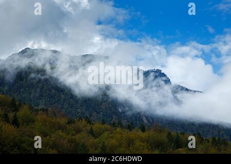 Splendide luci e nuvole che si difradono sullo ski hotel di Vogel in autunno, visto dal lago di Bohinj, dal Parco Nazionale del Triglav, Slovenia. Foto Stock