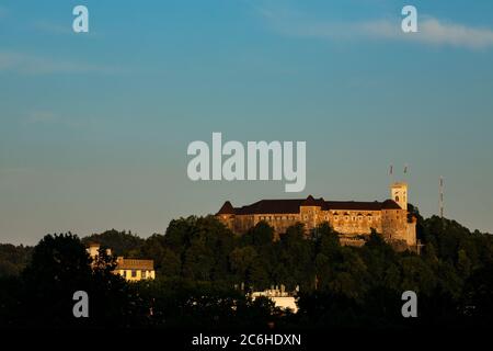 Vista sul castello di Lubiana dal parco di Tivoli, Lubiana, Slovenia. Ljubljanski Grad sorge su una collina nel centro della città, con vista sul fiume Foto Stock