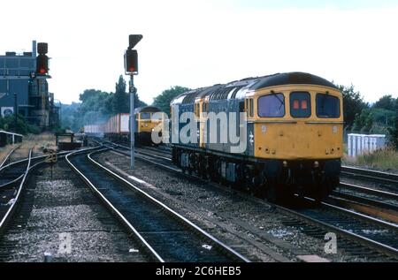 Locomotive diesel classe 33 N.3113, 33011 presso la stazione di Leamington Spa, Warwickshire, Regno Unito. 18 luglio 1986. Foto Stock