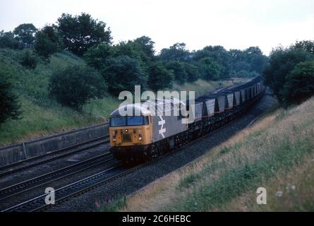 Locomotiva diesel di classe 56 n. 56059 che traina un treno a carbone MGR presso Hatton Bank, Warwickshire, Regno Unito. 15 luglio 1986. Foto Stock