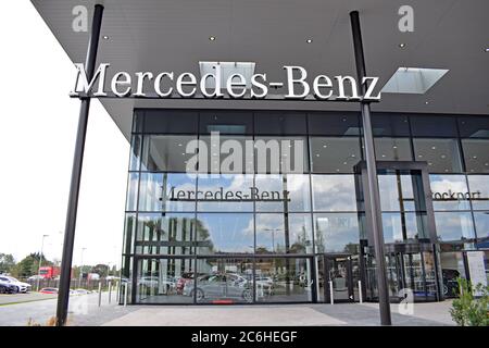 La grande concessionaria di automobili Mercedes Benz Stockport, Regno Unito, ha aperto il 29 luglio 2019. Dettaglio frontale con riflessi in vetro Foto Stock