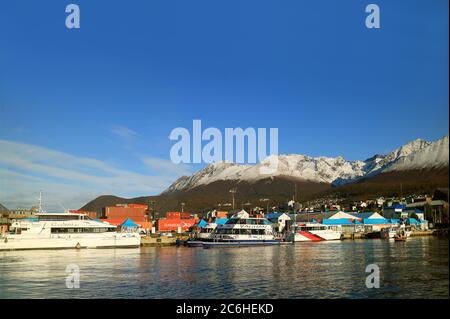 Porto di Ushuaia con la catena montuosa innevata sullo sfondo, Vista dalla nave da crociera, Terra del fuoco, Argentina, Sud America Foto Stock