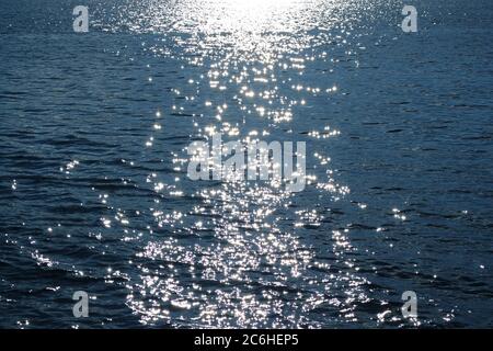 Superficie d'acqua scintillante con le increspature del mare per sfondo o striscione Foto Stock