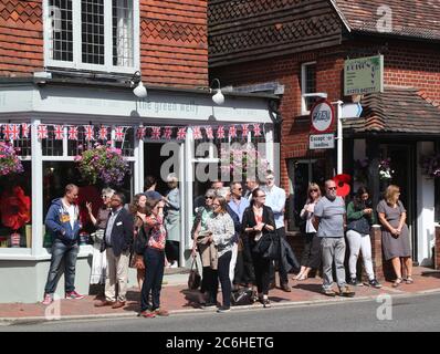 I residenti locali iniziano a riunirsi a Ditchling, Sussex orientale, prima del funerale per le forze Sweetheart Dame vera Lynn. Foto Stock